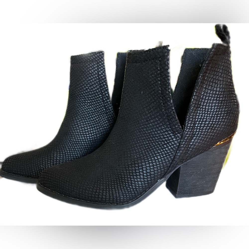 Jellypop black snakeskin booties. Size 6.5 NWOT